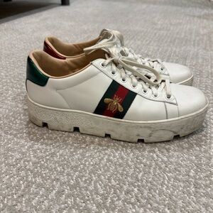 GUCCI Leather platform sneakers with bee
